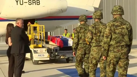 Telo Ratka Mladića dopremljeno u Srbiju! Kovčeg prekriven zastavama Srbije i Republike Srpske! 