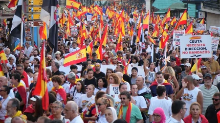 Haos na ulicama Španije zbog situacije u Seuti: Desetine hiljada ljudi na protestu protiv vlade, policija upotrebila suzavac i gumene metke (FOTO/VIDEO)