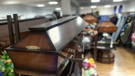 Neobična sahrana zaprepastila svet! Plesala pored kovčega, a onda su krenuli komentari: „Ovo je poslednja želja!“