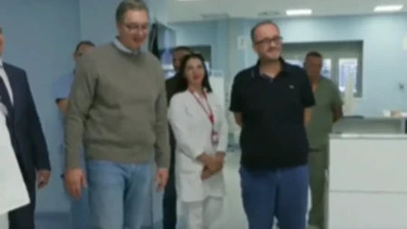 „Srećan sam što sam ga video budnog, nasmejao se nekoliko puta“ Vučić posetio Denisa kog su mučki napali blokaderi