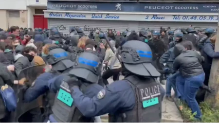 Tinejdžeru razneli usta šok-bombom, više od 400 škola blokirano: Policiju gađaju kiselinom, haos u Francuskoj! (VIDEO)