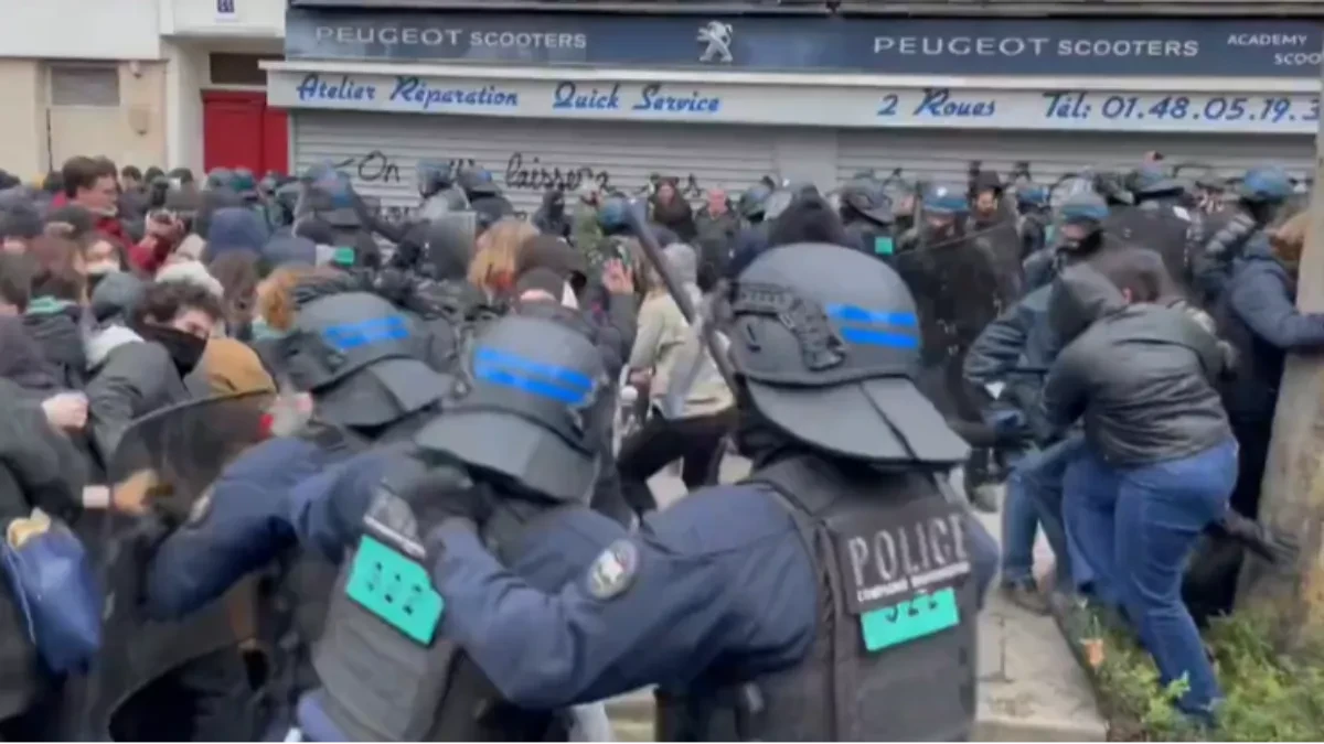 Tinejdžeru razneli usta šok-bombom, više od 400 škola blokirano: Policiju gađaju kiselinom, haos u Francuskoj! (VIDEO)