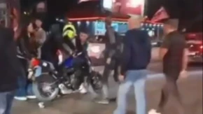 Studenti blokaderi oborili zastavom čoveka na motoru! Isplivale nove scene uličnog nasilja
