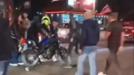 Studenti blokaderi oborili zastavom čoveka na motoru! Isplivale nove scene uličnog nasilja