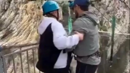 „Molim vas, nemojte!“ Žena krenula da skoči u kanjon dubok 80 metara, a onda nastao haos: Snimak pokrenuo istragu
