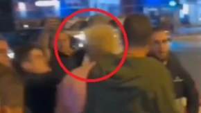 Pesnicom u glavu na jednu ženu! Isplivao novi snimak jezivog nasilja blokadera u Novom Sadu
