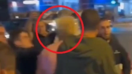 Pesnicom u glavu na jednu ženu! Isplivao novi snimak jezivog nasilja blokadera u Novom Sadu