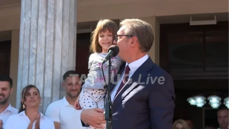 Predivna scena u Nišu! Vučić prekinuo govor kada je prišla: Ona ima prednost!