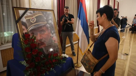 Građani došli da odaju počast generalu Ratku Mladiću, komemoracija u Domu vojske
