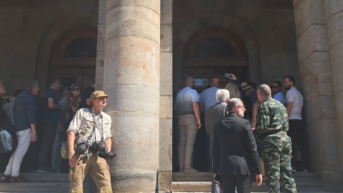 „Kad Ratko uđe u bukvare, bićemo slobodan narod“: Generalov oproštaj podigao salu na noge