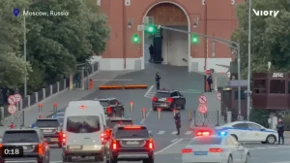„Sve može da se promeni večeras“: Kolona ušla u Kremlj, svet čeka Putinov odgovor (VIDEO)