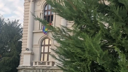 „Kao da im je parlament privatna prćija“: ZLF okačio gej zastavu kroz prozor Skupštine (FOTO)