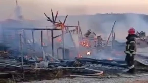 Požar za požarom u Srbiji: Vatrena stihija progutala dobro opremljenu brvnaru kod Čačka, izgoreli i prateći objekti (FOTO+VIDEO)