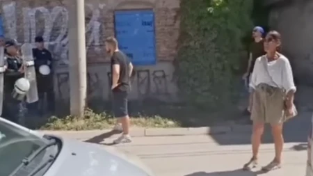 Licemerje blokadera na delu! Brutalno vređaju policajce, a kad zagusti prvi ih dozivaju u pomoć! (VIDEO)