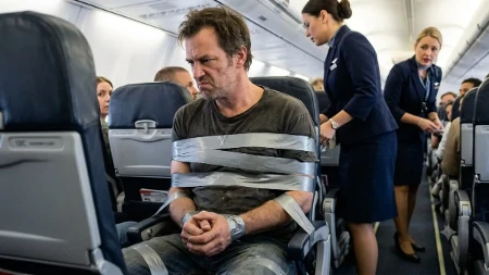 Putnik bio nevaljao u avionu: Oblepili ga trakom za sedište
