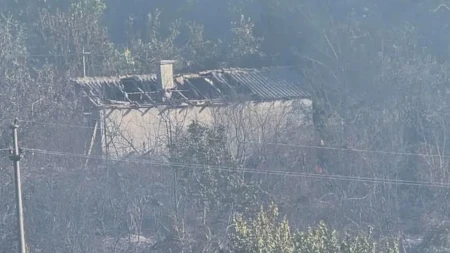 Vatra gutala kuću neverovatnom brzinom: Rođaci uleteli u dim i spasli decu iz vatrene stihije