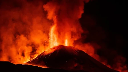 Vulkan je eruptirao, situacija je dramatična: 150.000 putnika zaglavljeno na aerodromima