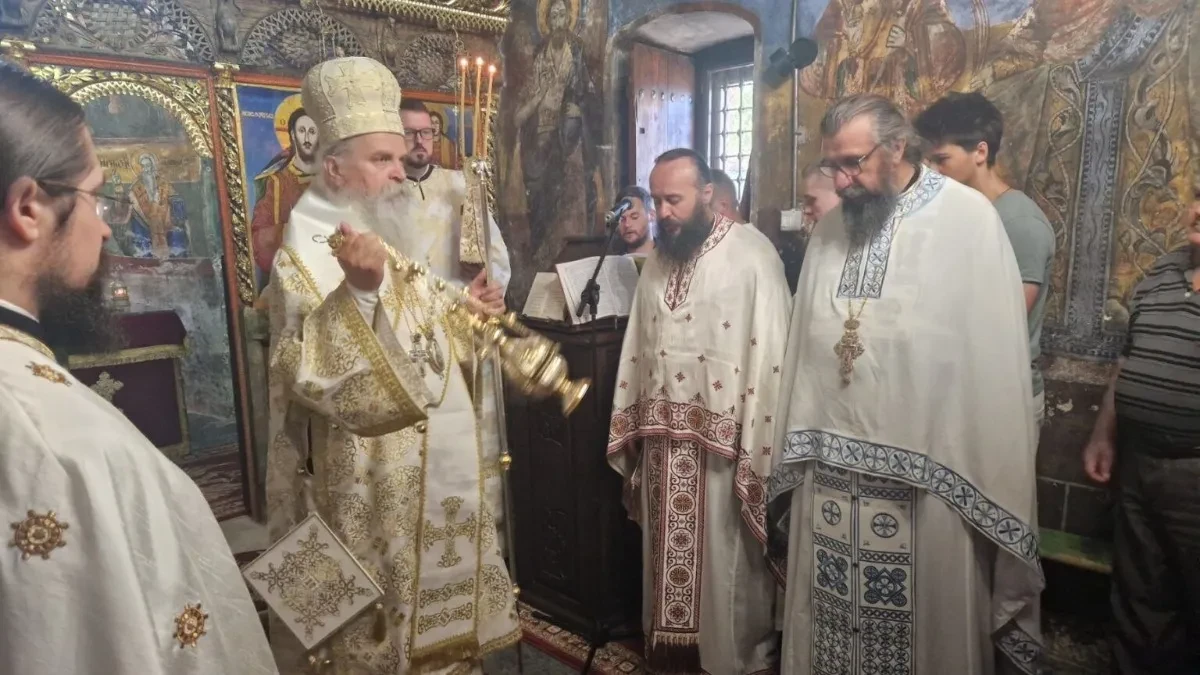 Mitropolit Teodosije služio liturgiju u manastiru Gračanica