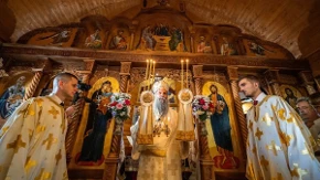 Patrijarh Porfirije osveštao manastirski hram Presvete Bogorodice Trojeručice podno Avale: Da se mole za mir - mir Božji, mir Hristov