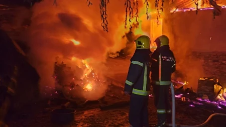 Vatra progutala kuću porodice Bojović: Meštani, vatrogasci i granična policija sprečili katastrofu