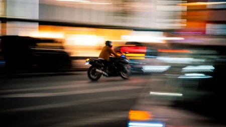 Motociklista uleteo u autobus u pokretu, vozač zanemeo od šoka: Snimak iz Kolumbije ledi krv u žilama