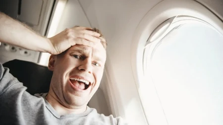 Skandal u avionu kakav se ne pamti: Agresivni putnik napravio haos, pa ga vezali za sedište lepljivom trakom - pilot je bio primoran da uradi jednu stvar