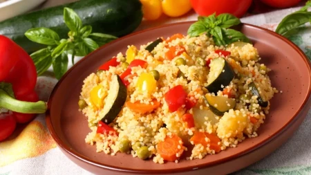Kus-kus salata sa povrćem može biti samostalan obrok ili prilog uz meso ili ribu: Nema višesatnog stajanja uz šporet, a ukus obara sa nogu