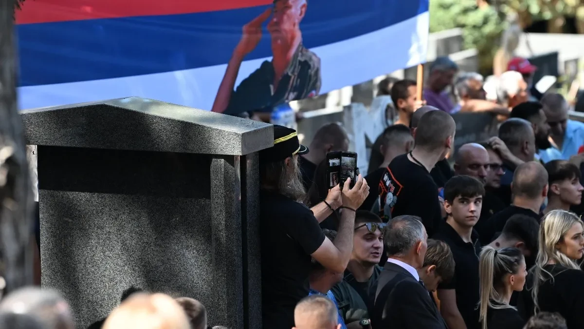 Sahrana generala Ratka Mladića: Njegov kovčeg prekriven je srpskom trobojkom 