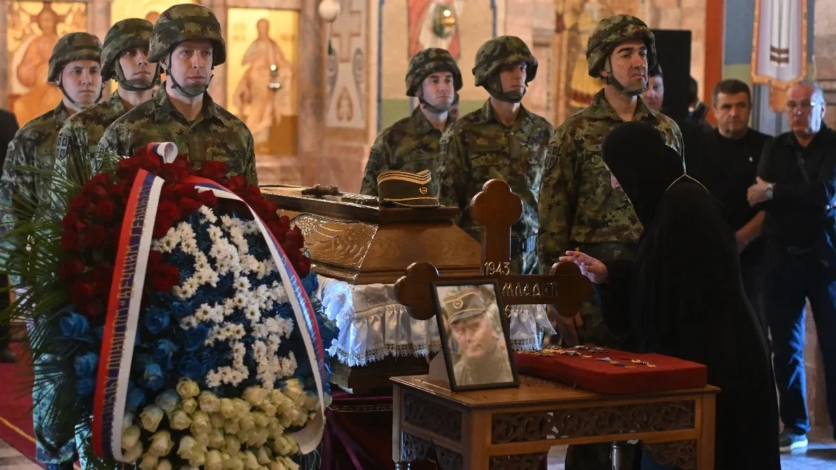 Više od 150.000 ljudi ispratilo nekadašnjeg komandanta Vojske Republike Srpske na poslednji počinak: Sahranjen Ratko Mladić, položio je život za odbranu svog roda