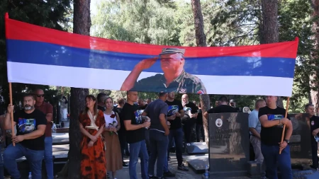 Sahrana Ratka Mladića za njih je "bal vampira za kasapina"! Hrvati i islamisti pobesneli, ne znaju kud će od mržnje
