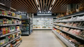Šok u supermarketu: Zmija se izmigoljila sa police sa hlebom, ljudi se sledili od straha, stručnjaci upozoravaju na jeziv trend