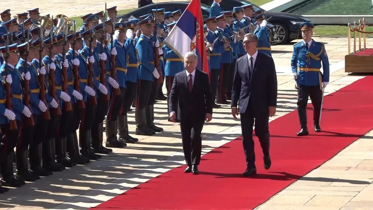 Ispaljeni počasni plotuni, Mirzijojev se naklonio srpskoj trobojci: Lider Uzbekistana došao kod Vučića (VIDEO)
