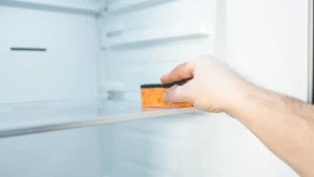 Stavite običan sunđer u frižider i pogledajte šta će se dogoditi - trik koji može da sačuva hranu