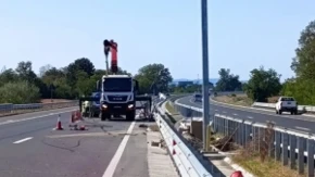 Tragedija izbegnuta za dlaku: Automobil se zakucao u kamion na Moravskom koridoru (FOTO)