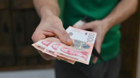 Oglasio se pomoćnik ministra finansija - u pitanju je pomoć države od 6.000 dinara