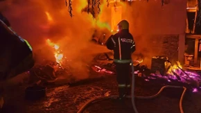 Porodica zarobljena u kući u Batajnici: Muž, žena i dete spaseni kroz prozor dok je požar gutao prizemlje