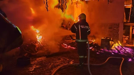Porodica zarobljena u kući u Batajnici: Muž, žena i dete spaseni kroz prozor dok je požar gutao prizemlje
