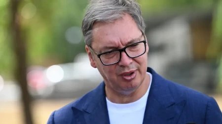 Vučić stigao u Pariz: Srbija za stolom sa 120 delegacija na Makronovom velikom samitu