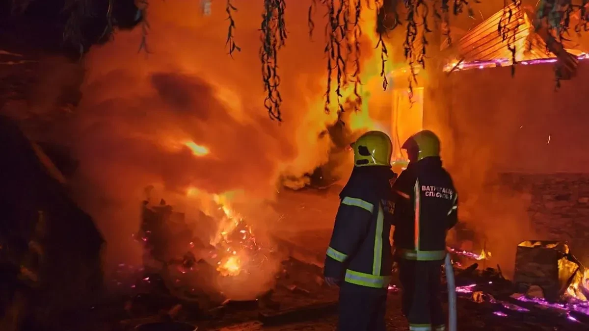 Buktinja gutala sve pred sobom u Višnjičkoj Banji, plamen se video iz pola grada! (VIDEO)